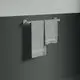 Handtuchhalter von Ideal Standard mit zwei grauen Handtüchern an einer Wand, montiert auf einem modernen, schlichten Halter. 